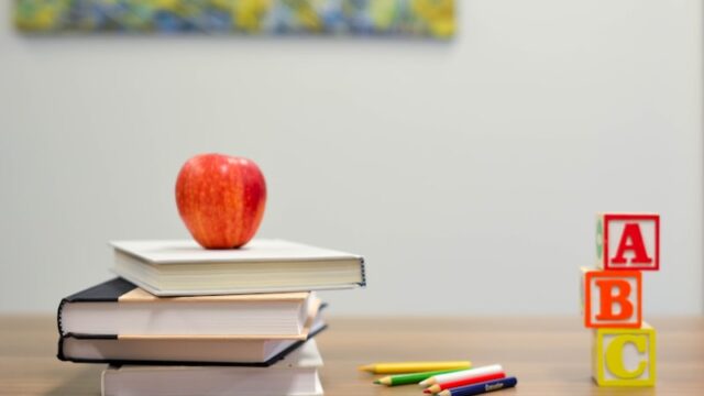 真剣に勉強する学生